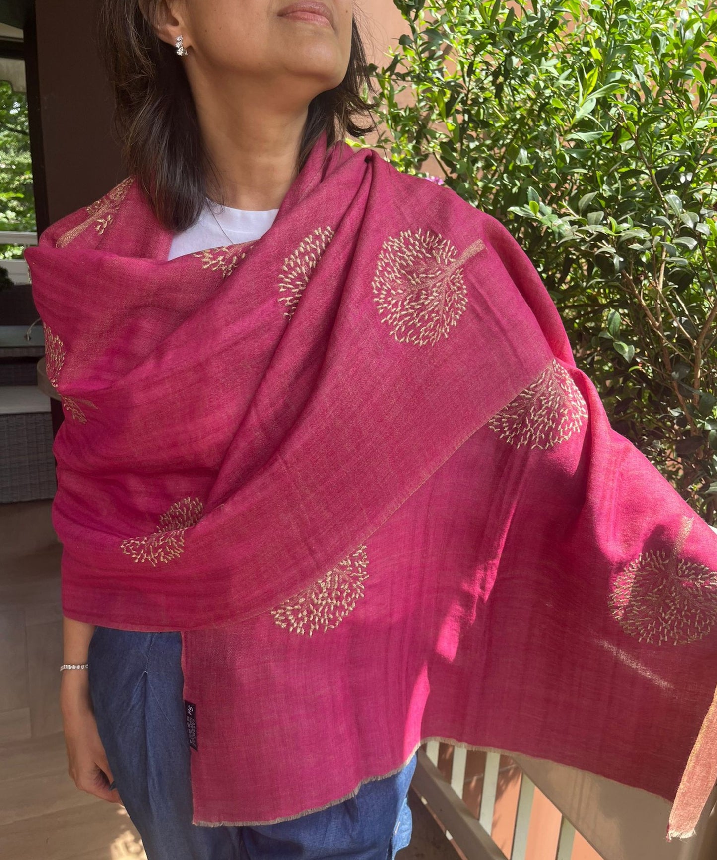 Beautiful double side .. two shades golden zari and  pink  Silk stole / scarf hand made perfect for all season . Very light and comfortable to carry
