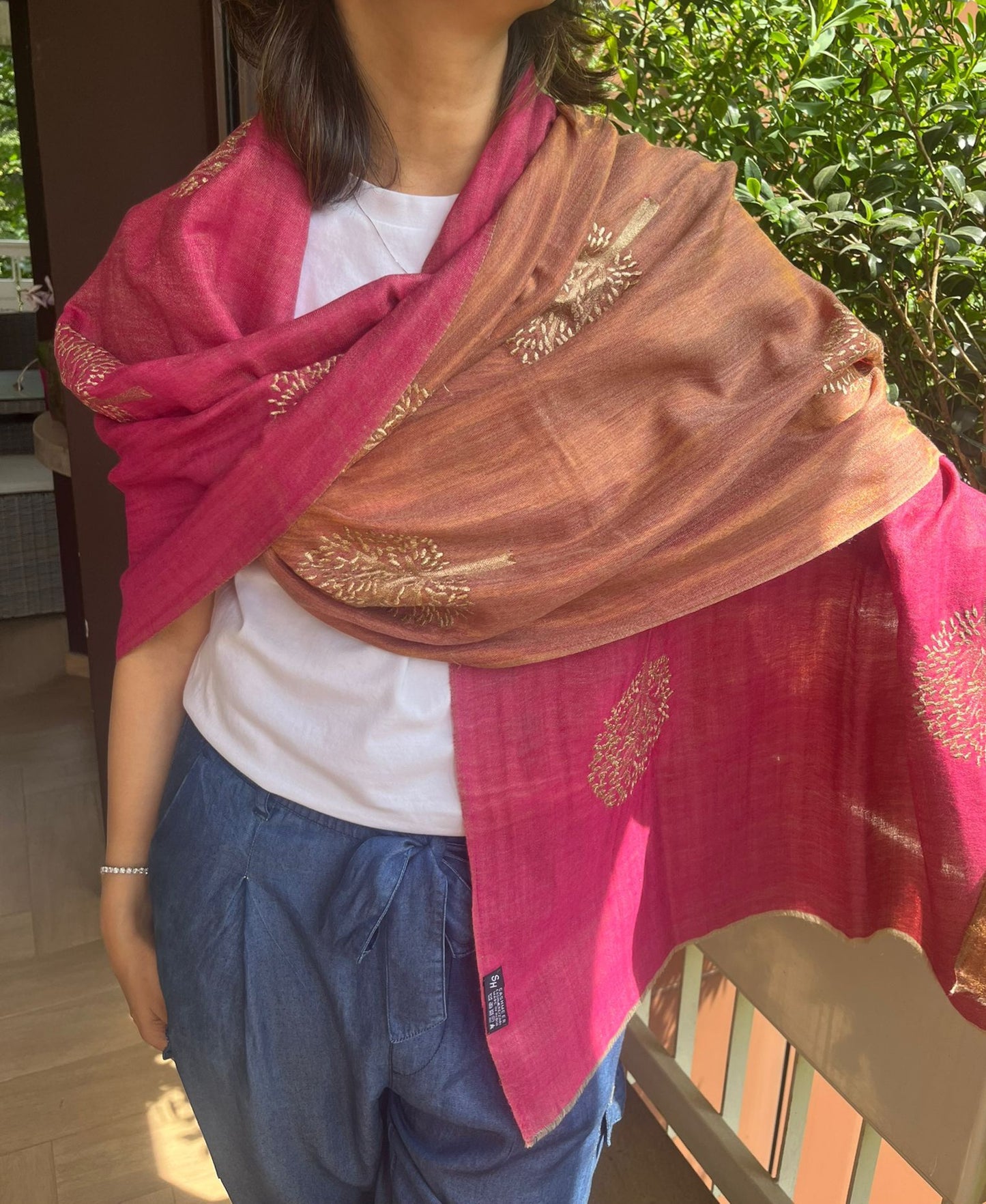 Beautiful double side .. two shades golden zari and  pink  Silk stole / scarf hand made perfect for all season . Very light and comfortable to carry